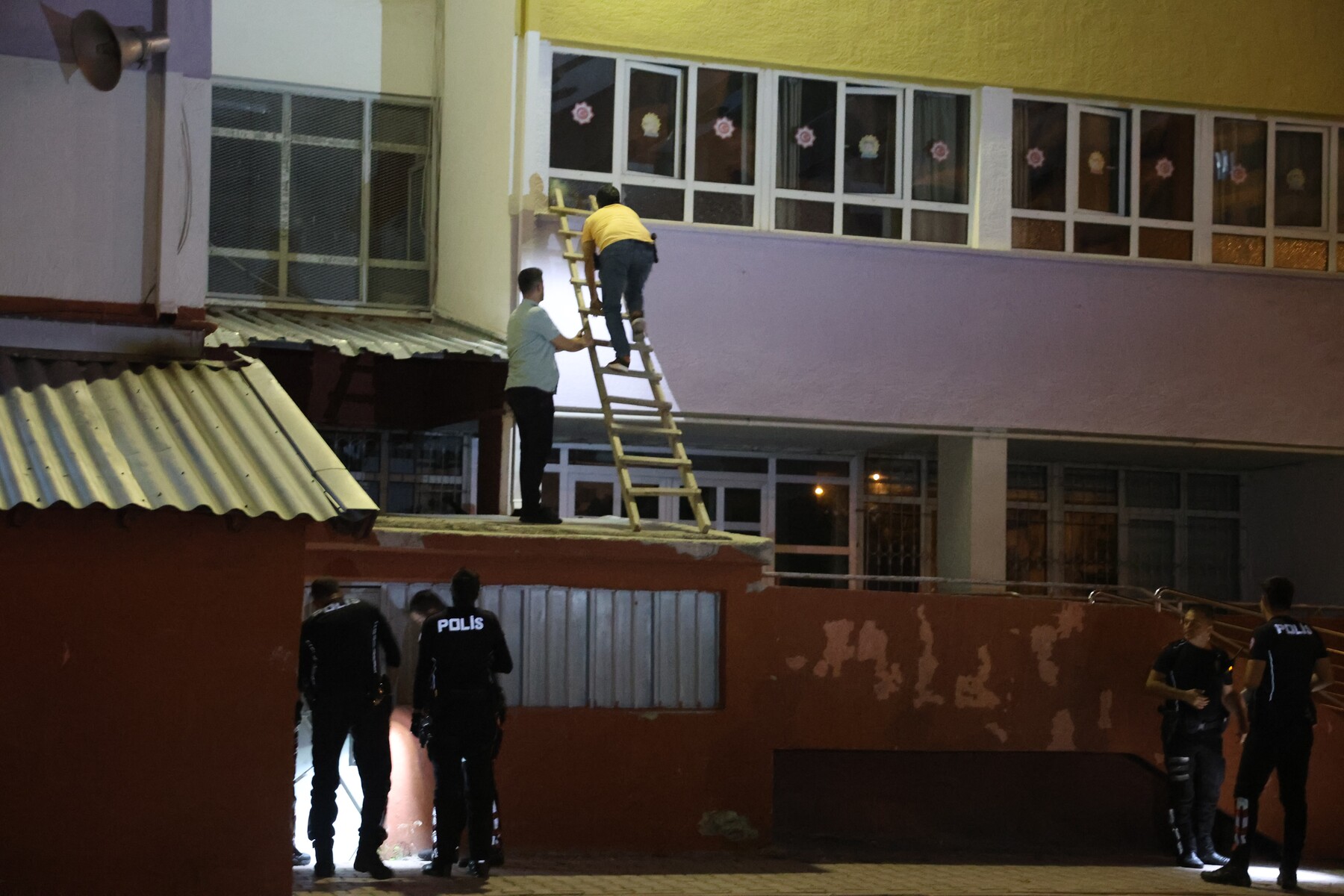 Önce tartıştığı kişiyi vurdu sonra polise ateş açıp kaçtı